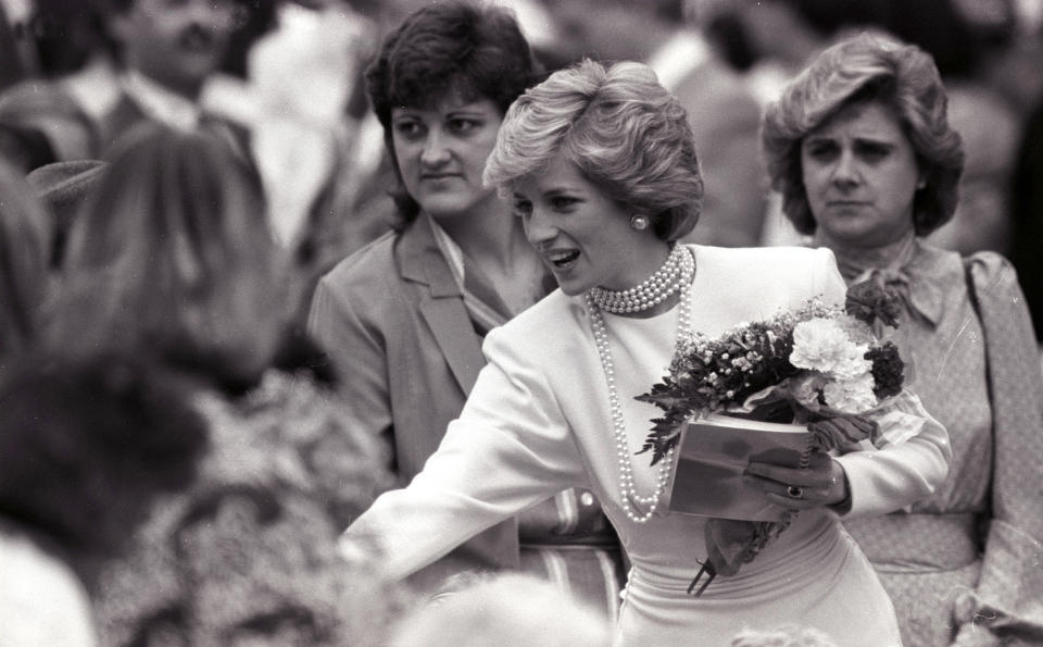 Princess Diana greets well-wishers during her trip to a park in Burnaby, Canada, May 6, 1986. SCANNED FROM NEGATIVE REUTERS/Mike Blake  PN/CMC