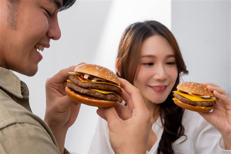 麥當勞「四盎司牛肉堡」、「雙層四盎司牛肉堡」12月20日起正式回歸。（圖／麥當勞提供）