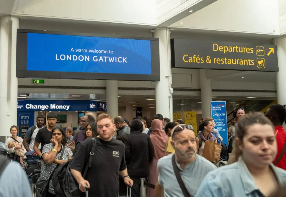 La gente hace cola para facturar sus vuelos en el aeropuerto de Gatwick, en Londres, que fue nombrado el más estresante del mundo. (Forbes)