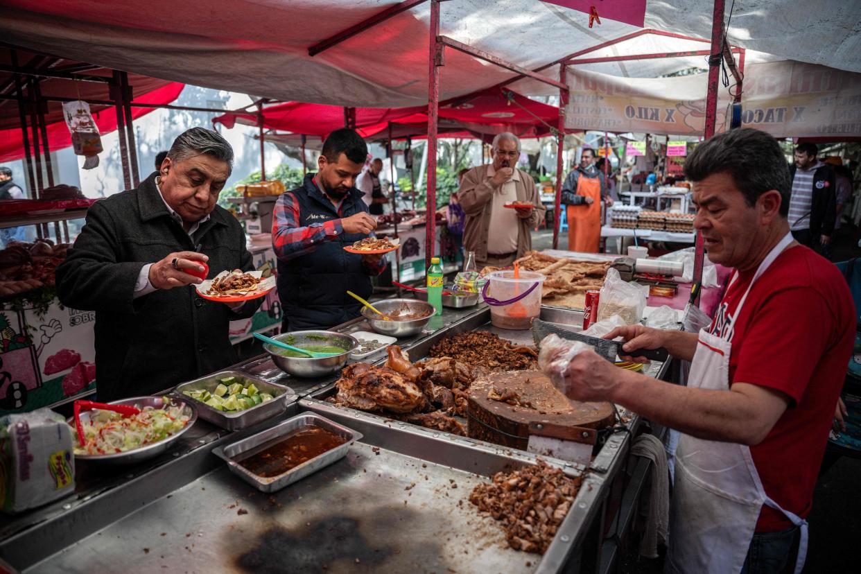 Mexicanos y comida callejera, una relación que entraña problemas. (NICOLAS ASFOURI/AFP via Getty Images)