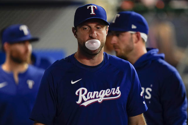 Max Scherzer wears Mets gear in first spring training photos