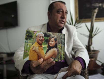 Sahin Aktan muestra como era su relación con Asiya Ummi Abdullah antes del divorcio (AP Photo/Emrah Gurel)