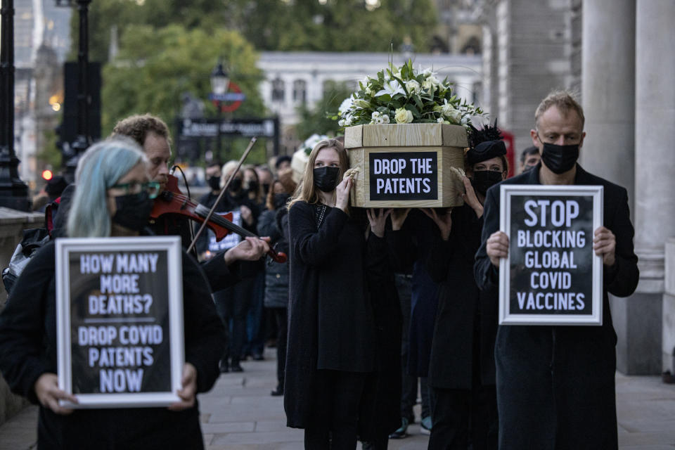 <p>LONDON, ENGLAND - OCTOBER 12: Protesters carry cardboard coffins along Whitehall during a protest against Covid-19 vaccine patents on October 12, 2021 in London, England. The protest, organised by Global Justice Now, called for an end to the UK's opposition to the suggestion that the World Trade Organization should suspend the enforcement of patents for the coronavirus vaccines to enable poorer countries to inoculate their populations.  (Photo by Rob Pinney/Getty Images)</p>
