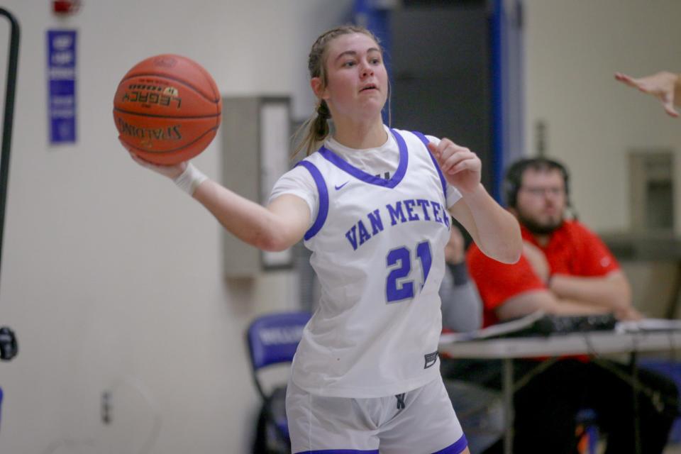 Finley Netten (21) looks to pass the ball on Tuesday, Dec. 5, 2023.