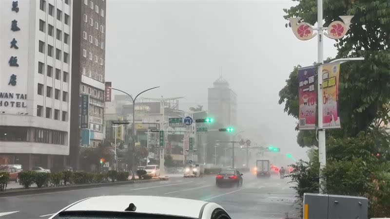 目前嘉義縣市都下起的暴雨。（圖／翻攝畫面）