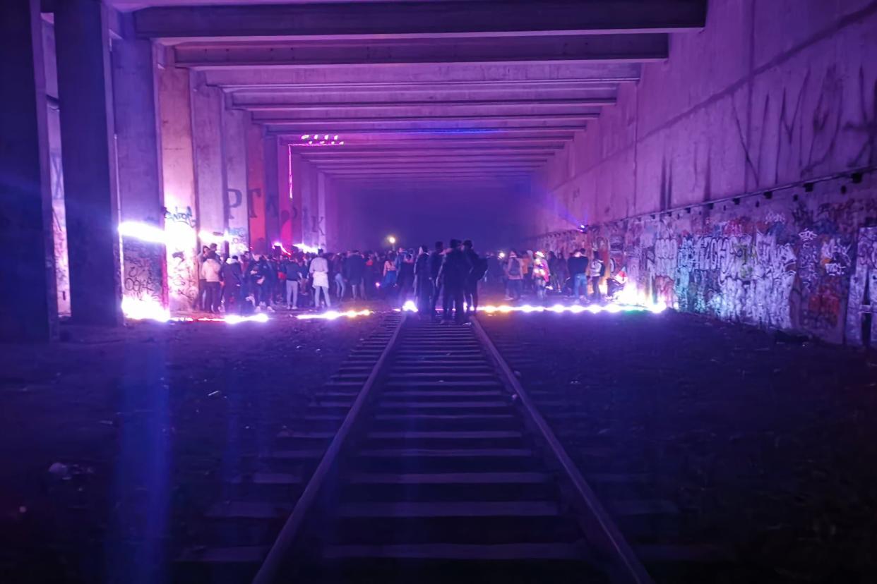 300 personnes ont participé à cette fête clandestine à Paris. - Daphné Rousseau/AFP