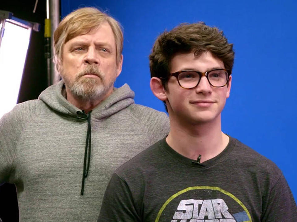 Happy "Star Wars"-Day! Am 4. Mai ließen es die Fans der Saga so richtig krachen. Mark Hamill, der 65-Jährige Luke Skywalker-Darsteller machte sich einen Spaß daraus, nichts ahnende Fans zu veräppeln. In einem Video spielte er mit ihnen spontan Kultszenen der Science-Fiction-Reihe nach. Allerdings für einen guten Zweck: Die Promo-Aktion soll auf ein Gewinnspiel in Zusammenarbeit mit Unicef und der Starlight Children's Foundation aufmerksam machen. Gegen Spenden können Teilnehmer dabei tolle Preise gewinnen, etwa ein Abendessen mit dem Schauspieler in L.A. (Bild-Copyright: StarWars/YouTube)