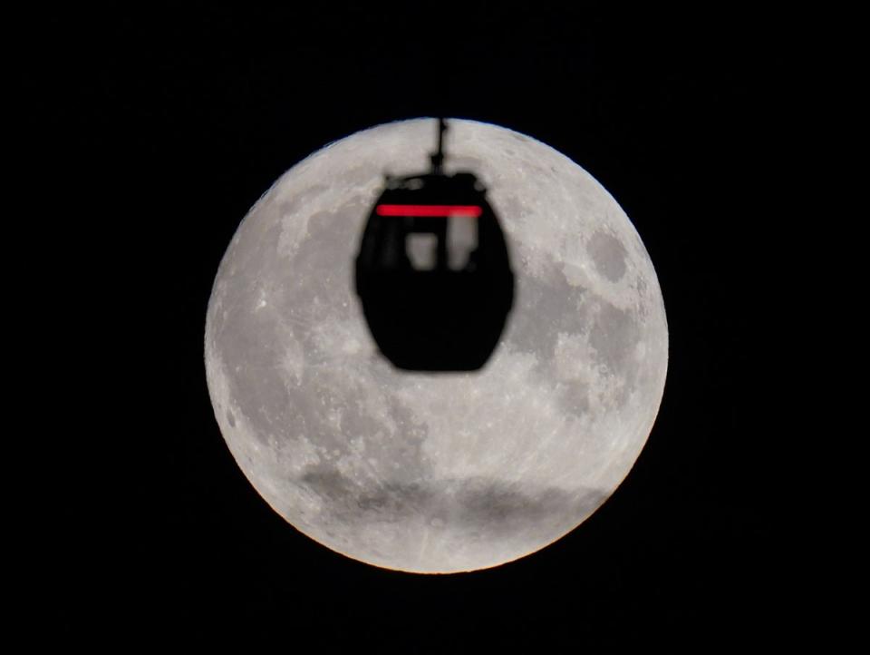 People viewed the super blue moon as they traveled in a IFS Cloud Cable Car at Greenwich (PA)