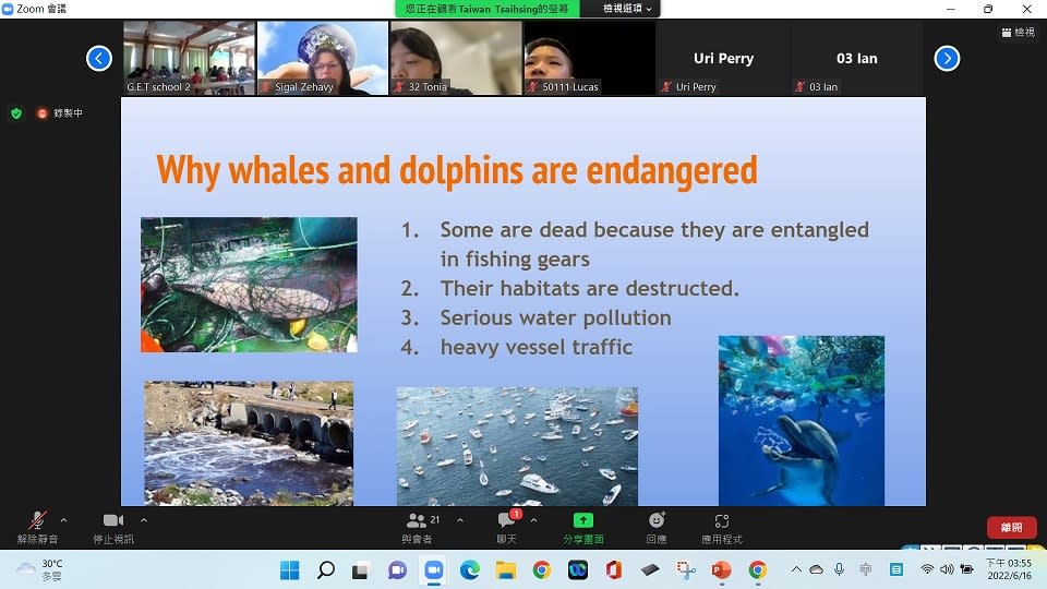 再興同學運用視訊簡報介紹臺灣周邊海洋動物面臨的生存危機