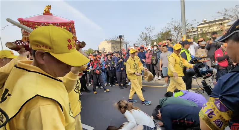 媽祖停駕傾聽心碎媽媽的心聲。（圖／翻攝自白沙屯媽祖網路電視台）