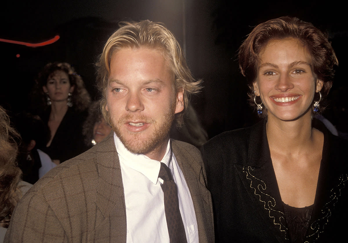 El actor Kiefer Sutherland y la actriz Julia Roberts asisten al estreno de 'Flatliners' en Hollywood el 6 de agosto de 1990 en el Teatro Chino Mann's en Hollywood, California. (Foto de Ron Galella, Ltd./Colección Ron Galella a través de Getty Images)