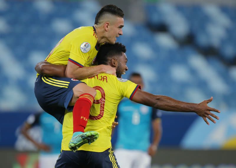 FOTO DE ARCHIVO. El colombiano Rafael Santos Borré celebra el primer gol de Colombia con su compañero Miguel Borja en el partido del Grupo A po la Copa Amérrica contra Ecuador en el estadio Arena Pantanal, Cuiaba