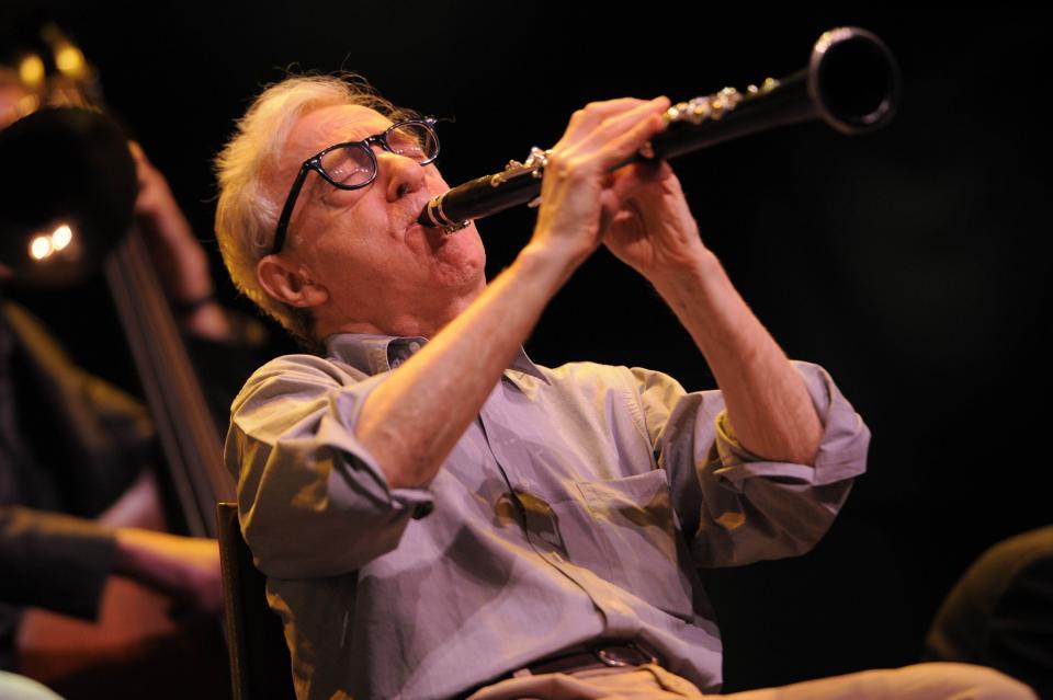 <p>Woody Allen und seine New Orleans Jazz Band bei einem Auftritt in der Royal Albert Hall in London. (Bild: AP/KGC-138/STAR MAX/IPx) </p>