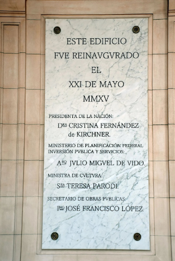 La placa en la entrada del CCK incluye los nombres de jerarcas asociados a corrupción, como Julio de Vido y José López