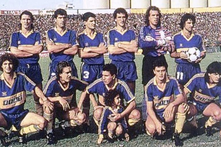 Una de las formaciones habituales del Boca del 91. De izquierda a derecha. Arriba: Giunta, Simón, Moya, Marchesini, Navarro Montoya y Latorre. Abajo: Pico, Batistuta, Graciani, Soñora y Apud