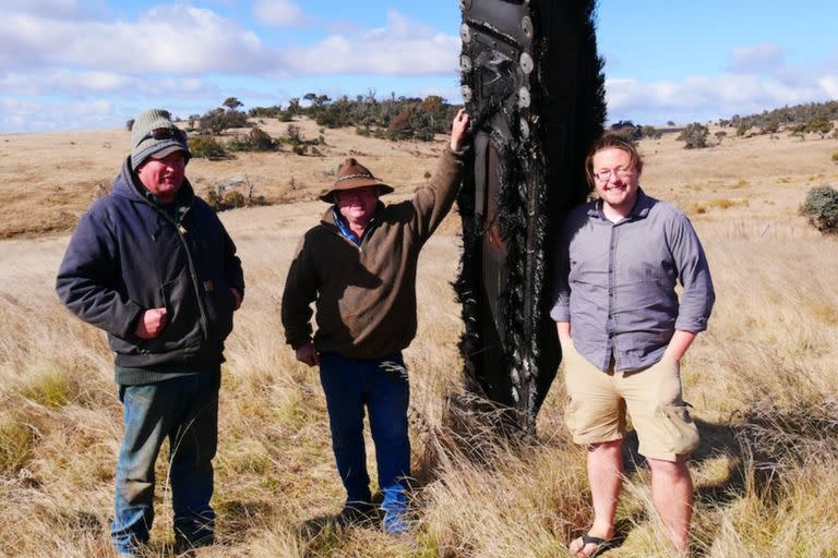 Brad Tucker y los dos lugareños con el desprendimiento espacial
Foto: ABC