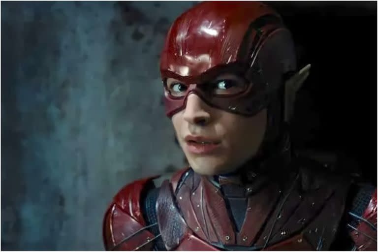 Ezra Miller como Flash