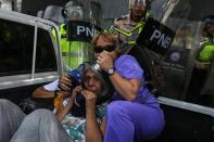 <p>os manifestantes son detenidas por miembros de la Policía Nacional Bolivariana en una marcha hoy, martes 4 de abril de 2017, que intentaba marchar hacia el Parlamento en apoyo a la destitución de los magistrados del Supremo, en Caracas (Venezuela). La Guardia Nacional Bolivariana de Venezuela (GNB, policía militar) disolvió hoy con gases lacrimógenos y perdigones de goma una manifestación de decenas de opositores. EFE/CRISTIAN HERNÁNDEZ </p>