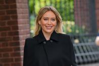 Auch Hilary Duff wurde Opfer eines Impfdurchbruchs: Nur wenige Tage nach dem Beginn der Dreharbeiten zur Serie "How I Met Your Father", in der sie die Hauptrolle spielt, gab sie bekannt, dass sie trotz Impfung angesteckt habe. Die Delta-Variante sei eine "Schlampe", schrieb sie bei Instagram, sie habe Kopfschmerzen und ihren Geruchs- und Geschmackssinn verloren. (Bild: James Devaney/GC Images/Getty Images)