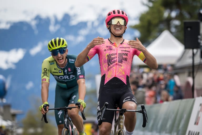 Richard Carapaz (R) celebrates ahead of Florian Lipowitz (Fabrice COFFRINI)