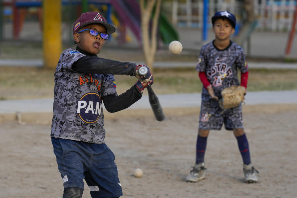 Rodrygo Gil, un migrante venezolano, batea durante un entrenamiento de béisbol en la zona de Comas, a las afueras de Lima, Perú, el jueves 9 de mayo de 2024. (AP Foto/Martin Mejia)