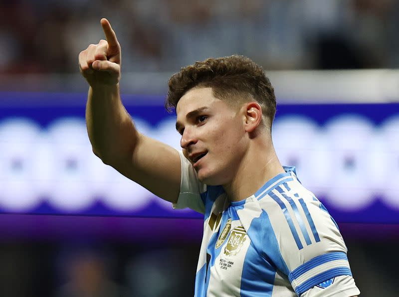 Julián Álvarez celebra tras anotar uno de los dos goles con los que Argentina ganó a Canadá en el partido inaugural de la Copa América