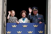 Das Winken hat Estelle sich bereits von ihrem Opa abgeschaut - und der hat eine langjährige Erfahrung: Seit 1973 ist Carl XVI. Gustaf König von Schweden, drei Jahre nach der Krönung heiratete er seine heutige Königin Silvia. (Bild: 2019 Getty Images / Michael Campanella)