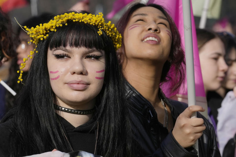 Varias mujeres participan en una manifestación con motivo del Día Internacional de la Mujer, el 8 de marzo de 2023, en Milán, Italia. (AP Foto/Luca Bruno)