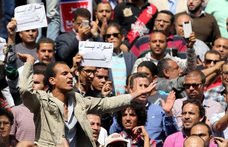 Egyptian activists shout slogans against President Abdel Fattah al-Sisi and his government, during a demonstration protesting the government's decision to transfer two Red Sea islands to Saudi Arabia, in front of the Press Syndicate Cairo, Egypt, April 15, 2016. REUTERS/Mohamed Abd El Ghany