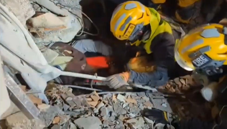 強震100小時後台灣搜救隊救出第2位生還者，為35歲女性。（圖／獨立特派員）