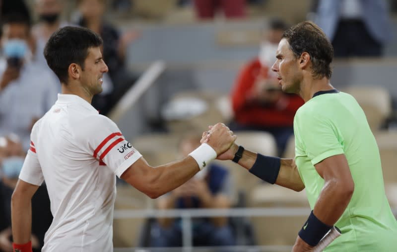 El serbio Novak Djokovic se saluda con Rafael Nadal tras vencerlo y avanzar a la final del Abierto de Francia, Roland Garros, París, Francia