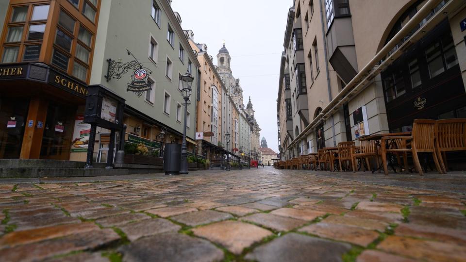 Die leere Münzgasse vor der Frauenkirche in Dresden. Der Lockdown wird bis Ende Januar verlängert.