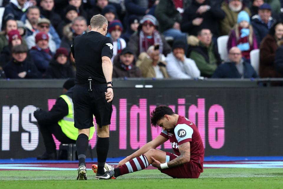 Paqueta went down off the ball holding the back of his left knee (Getty Images)