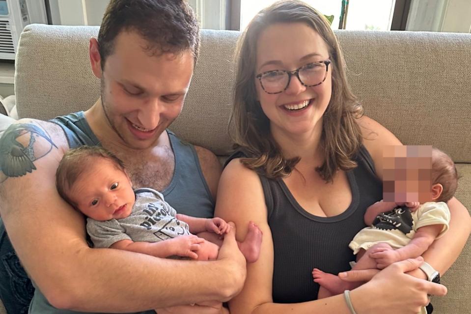 Ethan Katz and his wife Savannah Roberts, pictured here with their twin sons Ari and Leon, left Leon i Gofundme