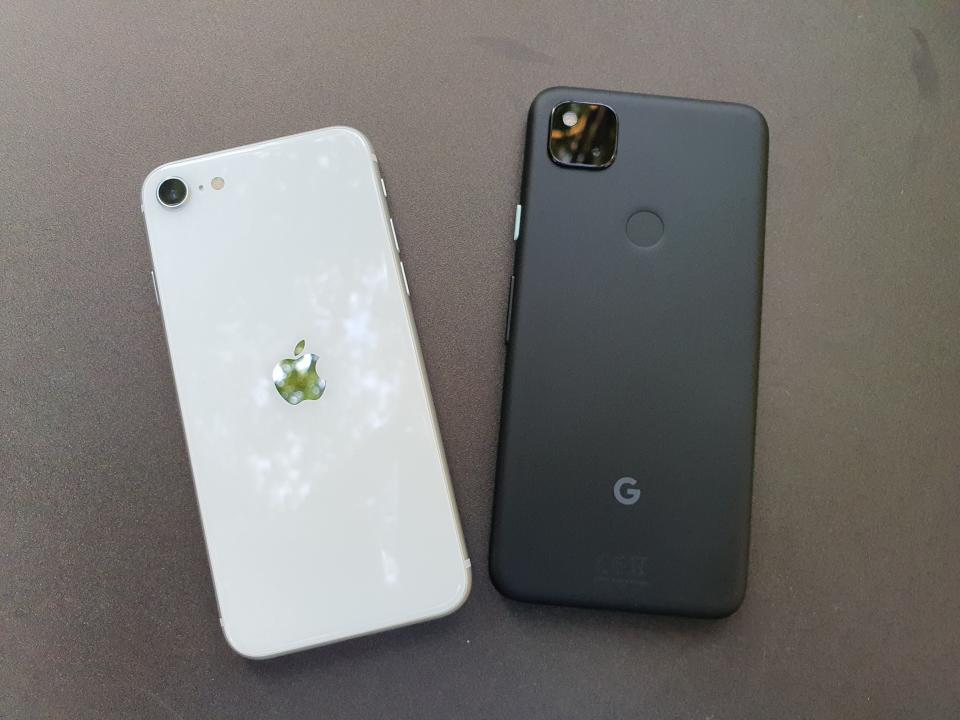 Apple iPhone SE vs. Google Pixel 4a. (PHOTO: Paolo Lacuna/Yahoo Lifestyle SEA)