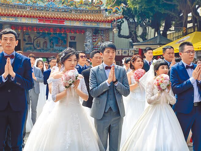 財團法人台中樂成宮25日舉行2023年第六屆集團結婚，適逢天氣晴朗，76對新人在媽祖見證下完成證婚典禮。（張妍溱攝）