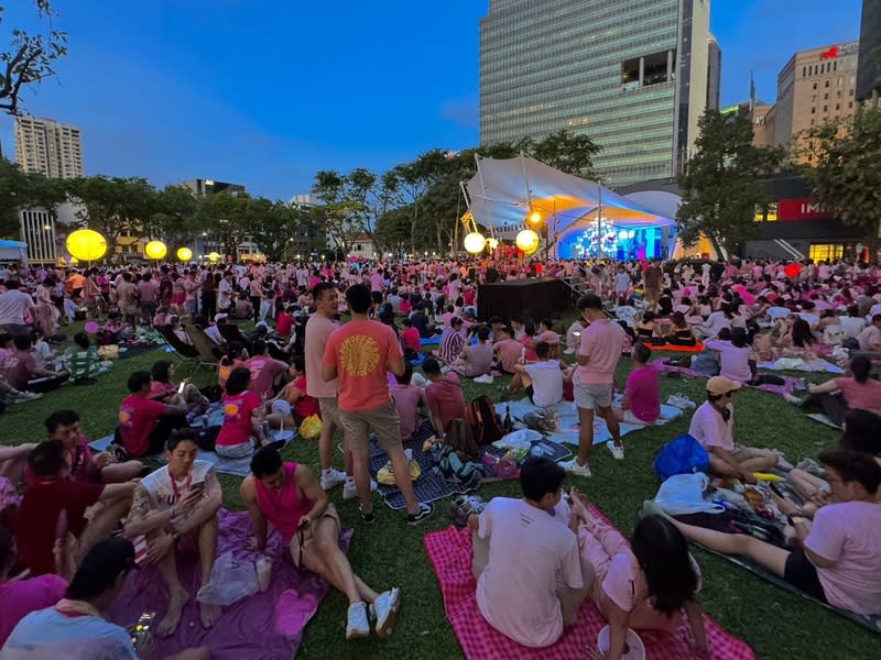 新加坡粉紅點聲援LGBTQ  人潮絡繹不絕 聲援同性戀、雙性戀和跨性別戀愛自由的新加坡「粉 紅點」活動29日在新加坡芳林公園登場，活動從下午 到晚上，人潮不減。 中央社記者吳昇鴻新加坡攝  113年6月29日 