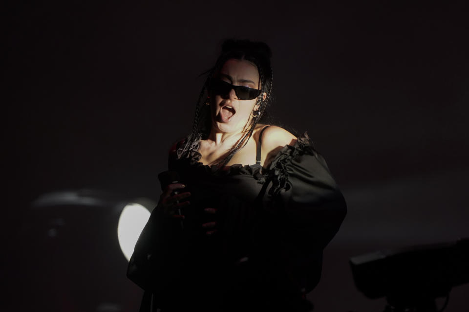 ARCHIVO - Charli XCX durante su concierto en el festival Corona Capital en la Ciudad de México el 18 de noviembre de 2022. Charli XCX formará parte de la transmisión en vivo de Amazon Music desde el Festival Primavera Sound de Barcelona que se realizará del 29 de mayo al 1 de junio de 2024. (Foto AP/Eduardo Verdugo, archivo)