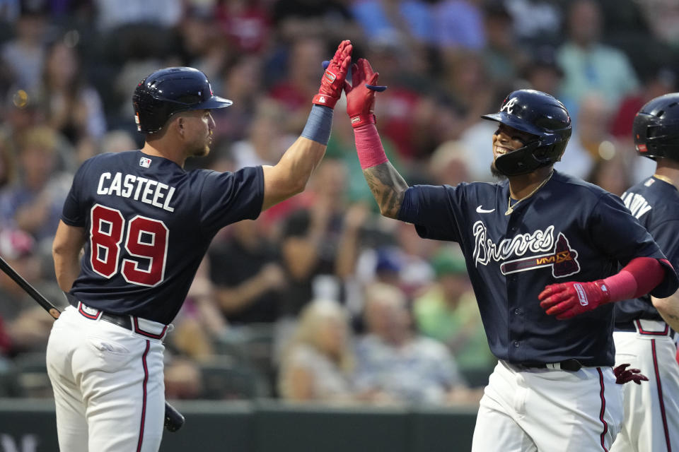 Orlando Arcia de los Bravos de Atlanta saluda a Ryan Casteel tras conectar su jonrón de de dos carreras en el juego de exhibición ante los Filis de Filadelfia el domingo 18 de marzo del 2023. (AP Foto/Gerald Herbert)