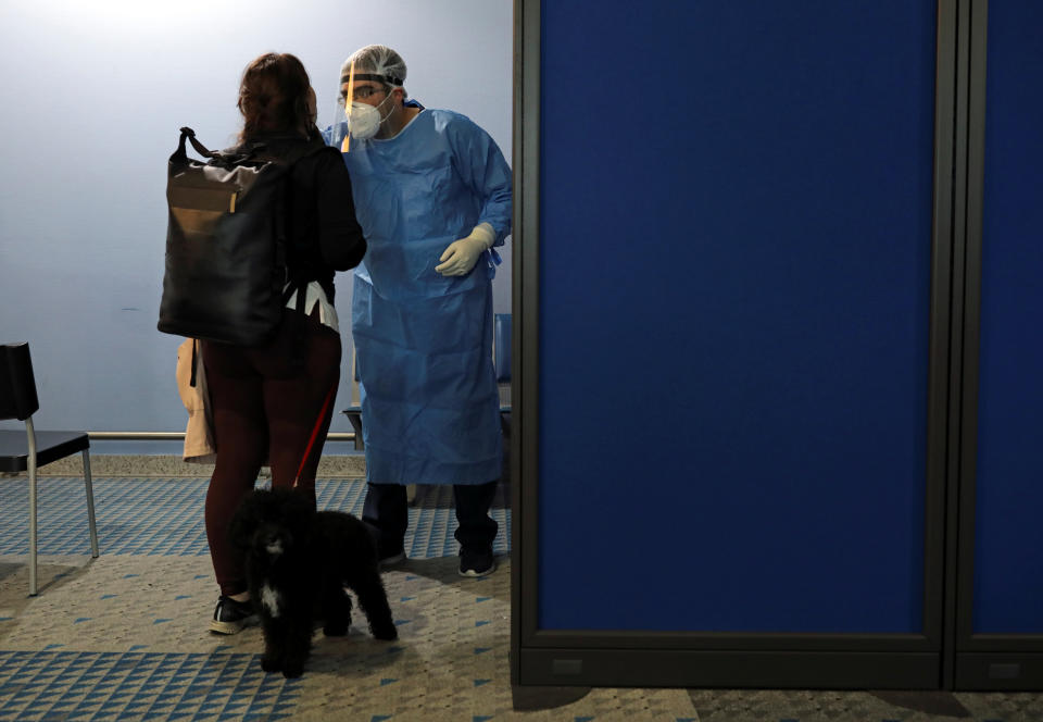 Un pasajero de un vuelo de Lufthansa que acaba de aterrizar en el eropuerto Internacional Eleftherios Venizelos de Atenas (Grecia) se hace la prueba del coronavirus. (Foto: Alkis Konstantinidis / Reuters).