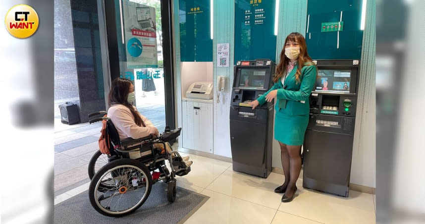 玉山銀行ATM觸碰高度低於120公分，便於乘坐輪椅民眾使用。（圖／李蕙璇攝）