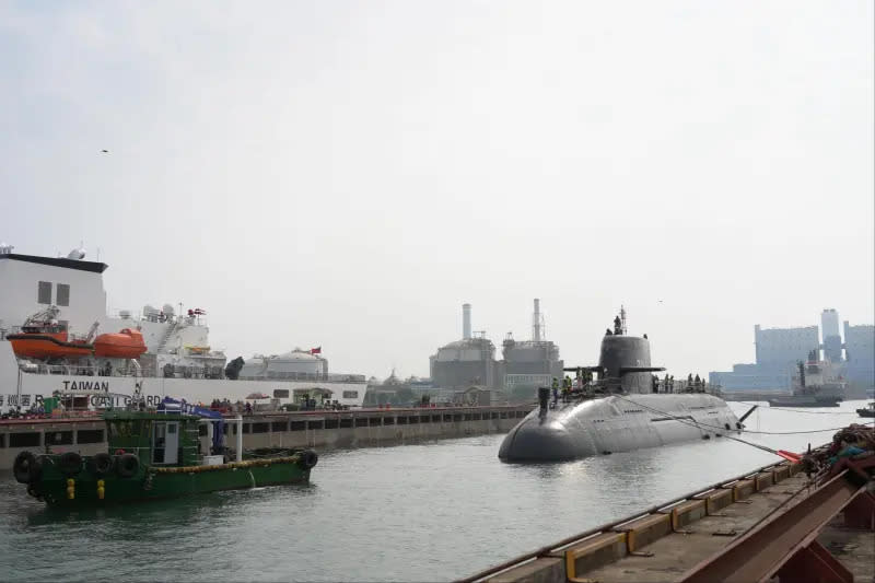 ▲潛艦國造原型艦海鯤軍艦進台船小塢。（圖／台船提供）