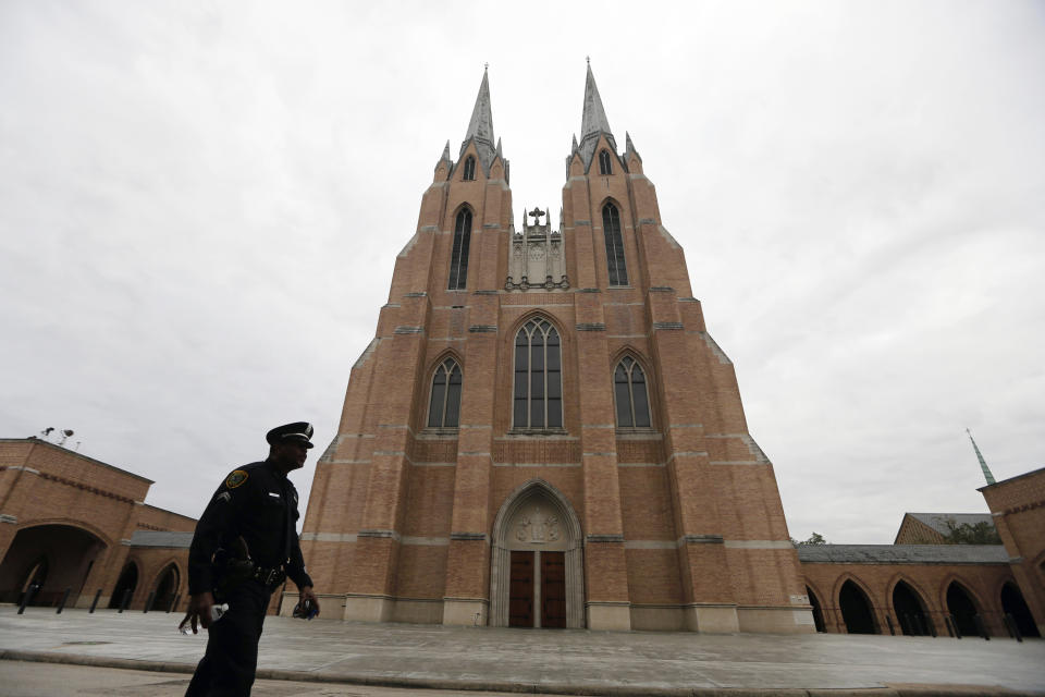 Un policía camina frenta a la iglesia episcopal St. Martin antes del funeral del expresidente George H.W. Bush el jueves 6 de diciembre de 2018 en Houston. (AP Foto/Gerald Herbert)