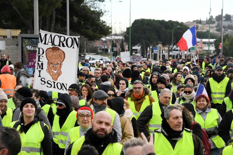 The tenth straight protest is a test for Macron's "grand national debate"