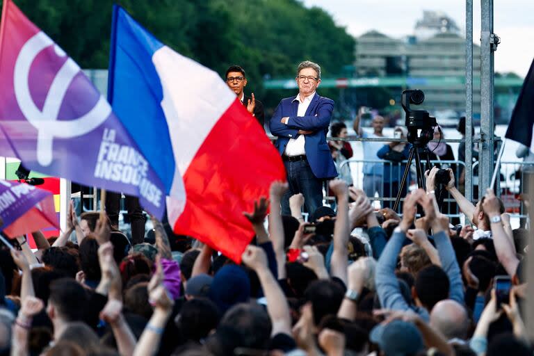 Fundador del partido de izquierda La France Insoumise (LFI) Jean-Luc Melenchon, a la derecha, y miembro del Parlamento Europeo Younous Omarjee, a la izquierda.