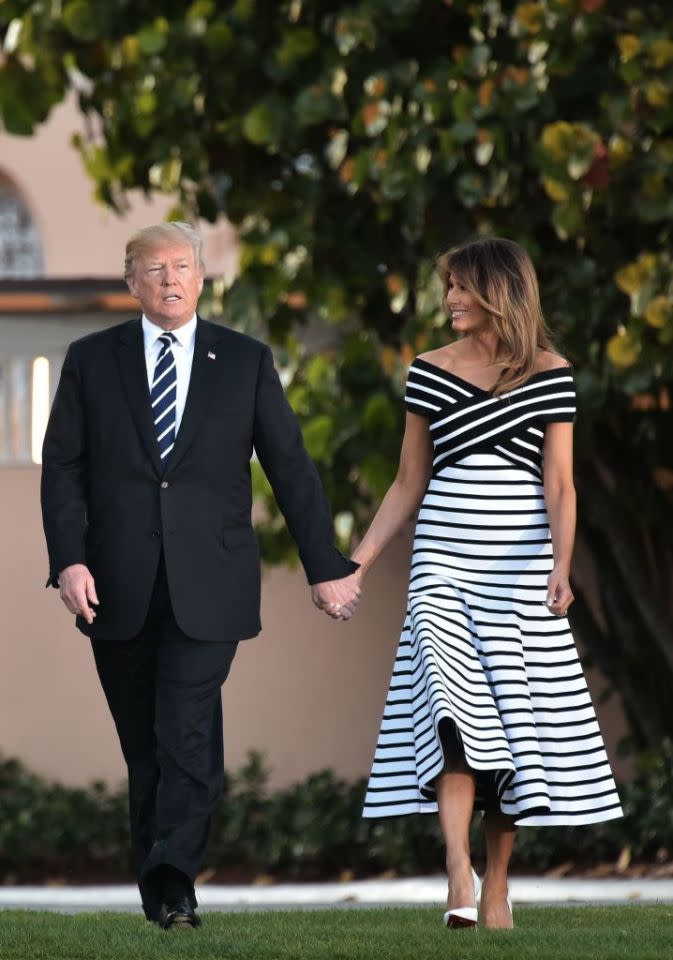 Un éxito de la moda: el vestido blanco y negro de la diseñadora venezolana Carolina Herrera que vistió Melania Trump, fue una delicia para la crítica. [Foto: Getty]