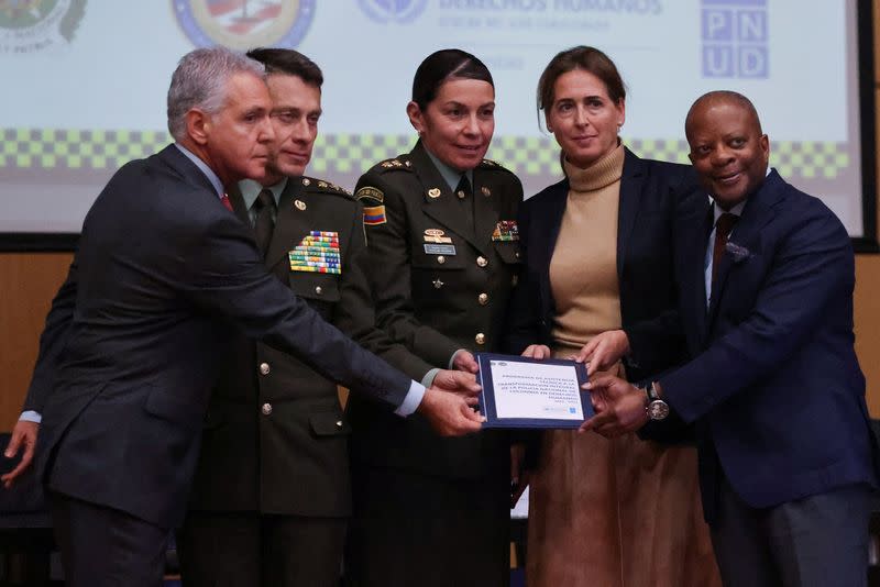 El director de la Policía Nacional de Colombia, general Henry Sanabria, en compañía de la subdirectora, general Yackeline Navarro, y funcionarios del Gobierno de Estados Unidos y de las Naciones Unidas posan para una fotografía durante el lanzamiento del programa de asistencia técnica para el proceso de transformación de la Policía Nacional en derechos humanos en Bogotá