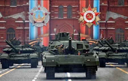 Moscow - Russia - 09/05/2017 - Russian servicemen parade with tanks during the 72nd anniversary of the end of World War II on the Red Square in Moscow. REUTERS/Maxim Shemetov