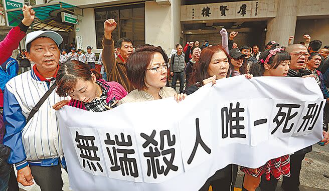 高達8成6民意反對廢死，圖為2016年民間團體在立法院外抗議，高喊「無端殺人，唯一死刑」等口號。（本報資料照片）