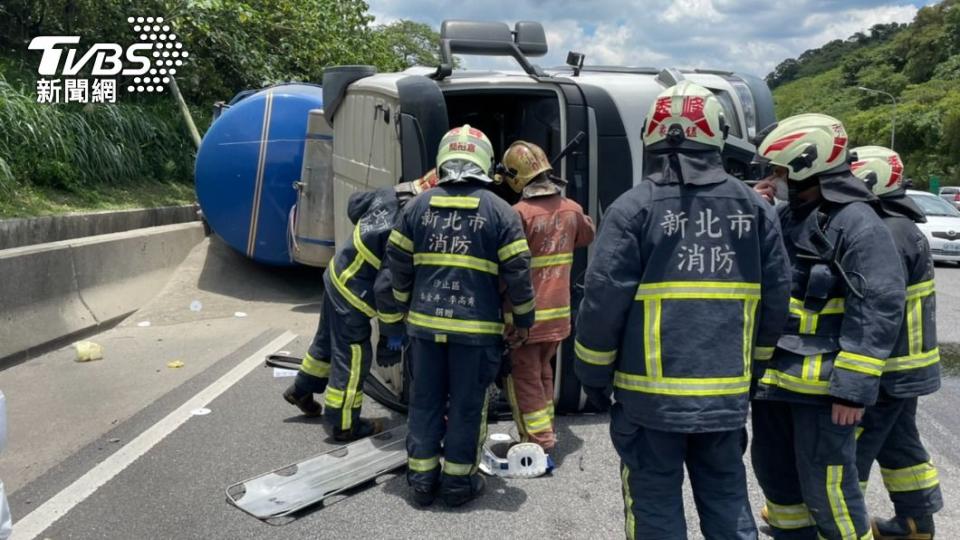 警消趕抵現場救援。（圖／TVBS）